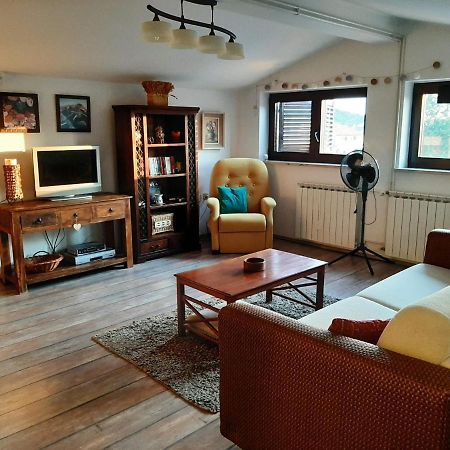 Nice, Cosy Studio Apartment With Shared Outdoor Pool บานโจเล ภายนอก รูปภาพ