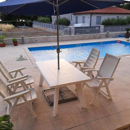 Nice, Cosy Studio Apartment With Shared Outdoor Pool บานโจเล ภายนอก รูปภาพ
