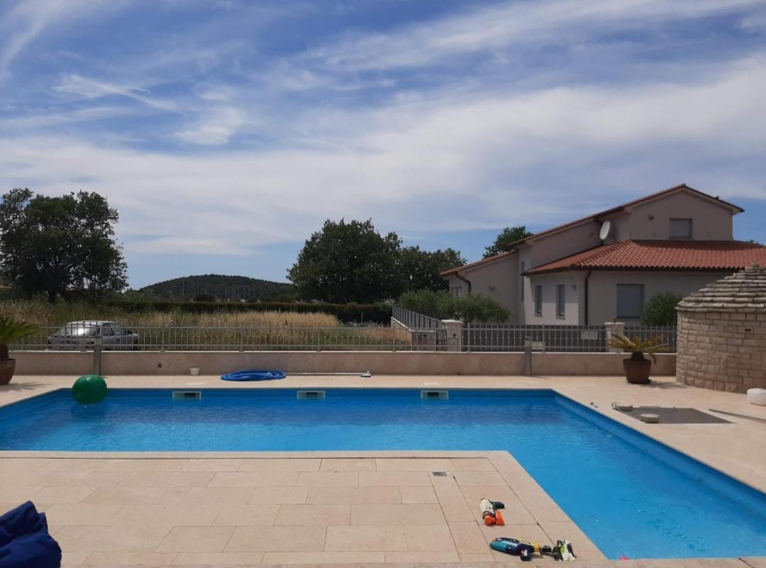 Nice, Cosy Studio Apartment With Shared Outdoor Pool บานโจเล ภายนอก รูปภาพ