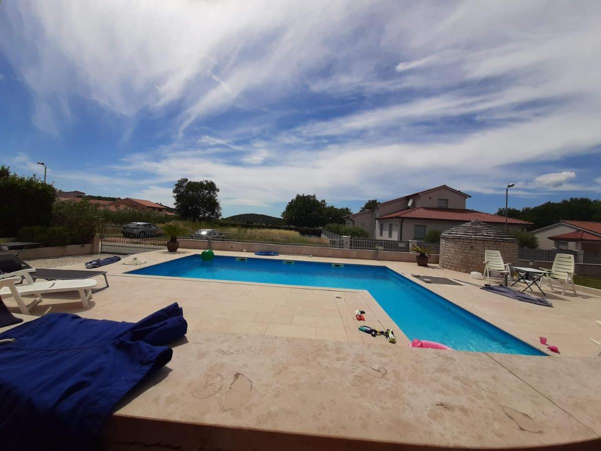 Nice, Cosy Studio Apartment With Shared Outdoor Pool บานโจเล ภายนอก รูปภาพ