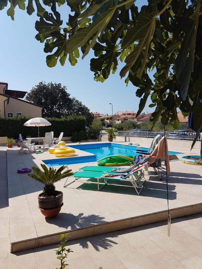 Nice, Cosy Studio Apartment With Shared Outdoor Pool บานโจเล ภายนอก รูปภาพ