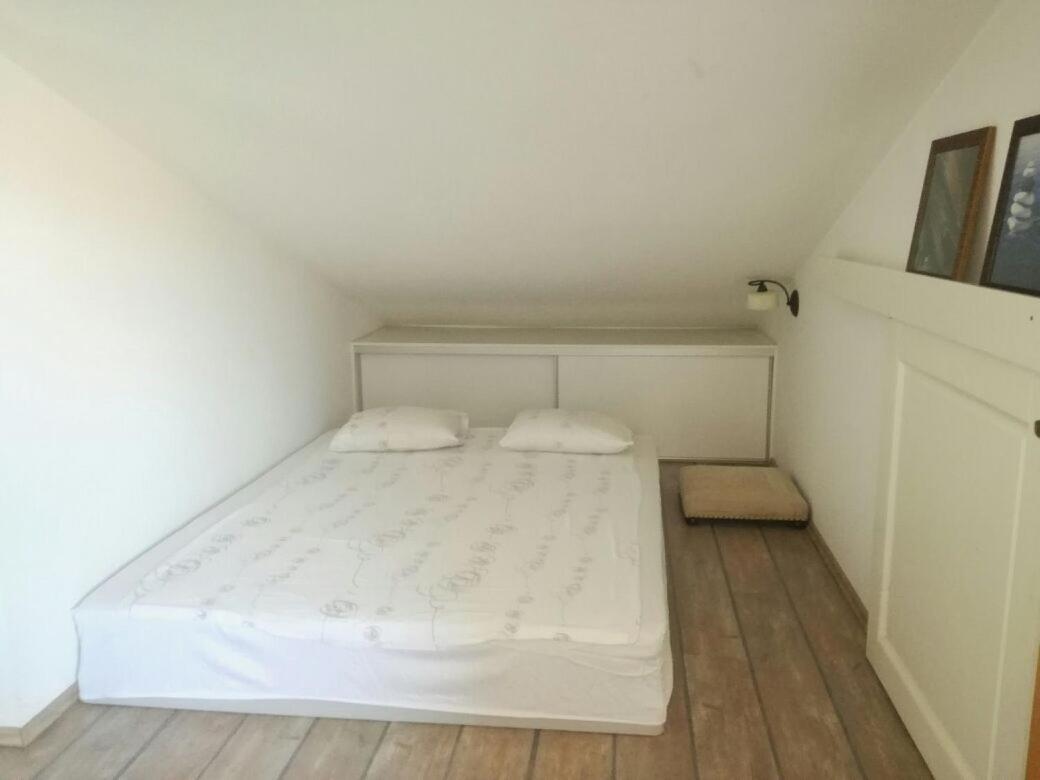 Nice, Cosy Studio Apartment With Shared Outdoor Pool บานโจเล ภายนอก รูปภาพ