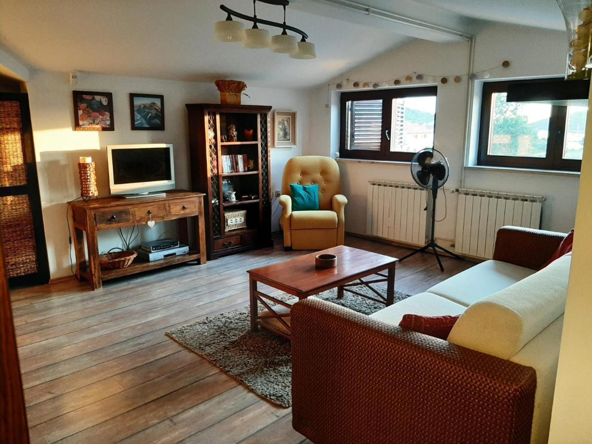 Nice, Cosy Studio Apartment With Shared Outdoor Pool บานโจเล ภายนอก รูปภาพ
