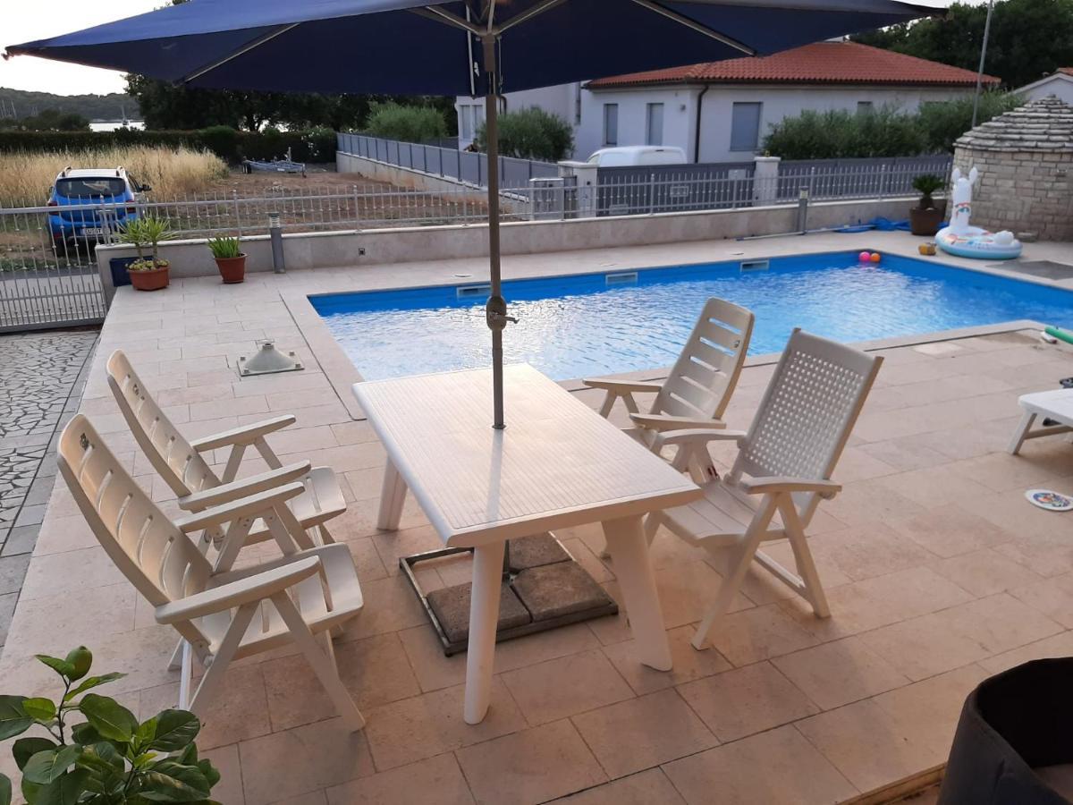 Nice, Cosy Studio Apartment With Shared Outdoor Pool บานโจเล ภายนอก รูปภาพ