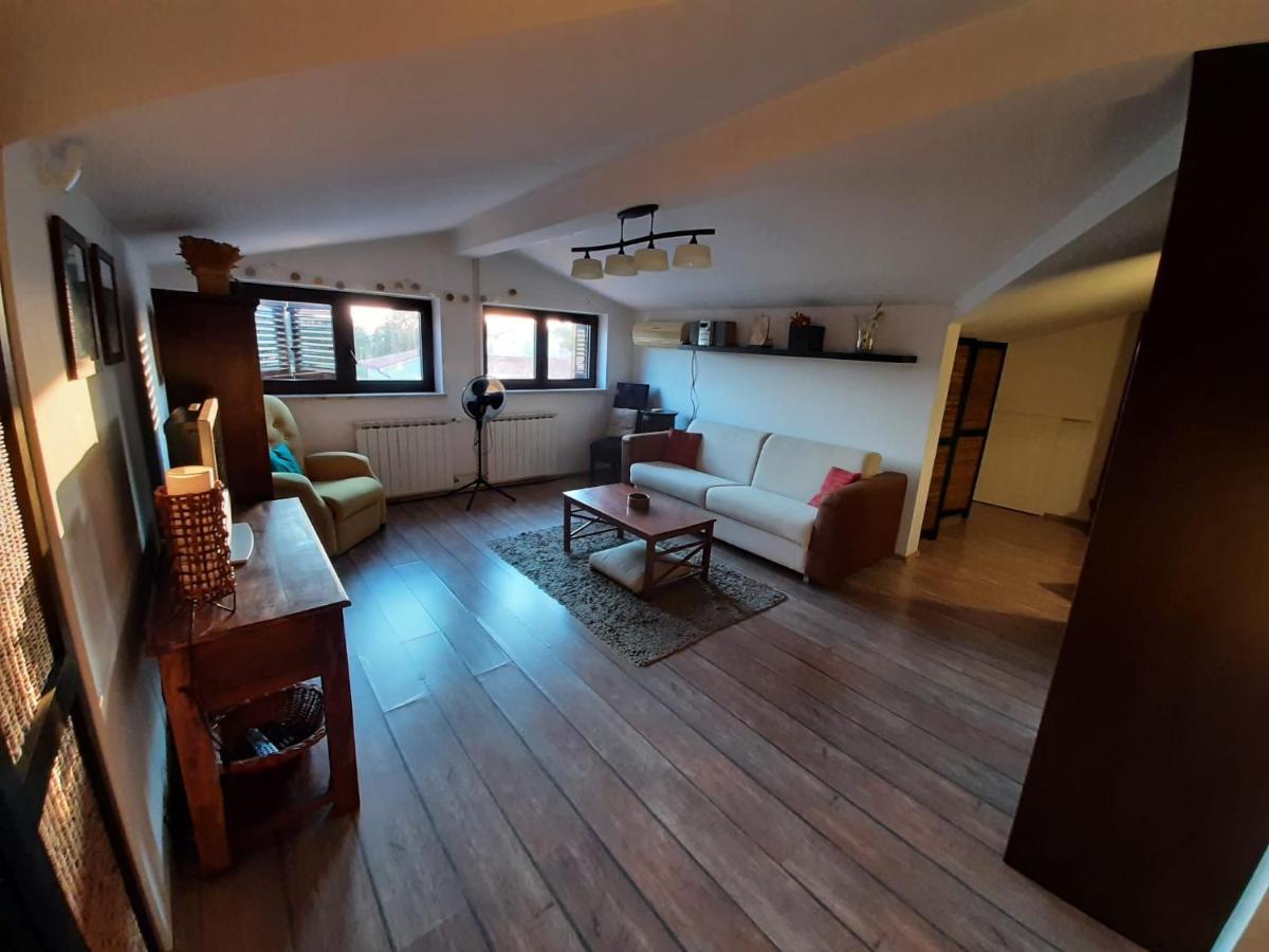 Nice, Cosy Studio Apartment With Shared Outdoor Pool บานโจเล ภายนอก รูปภาพ